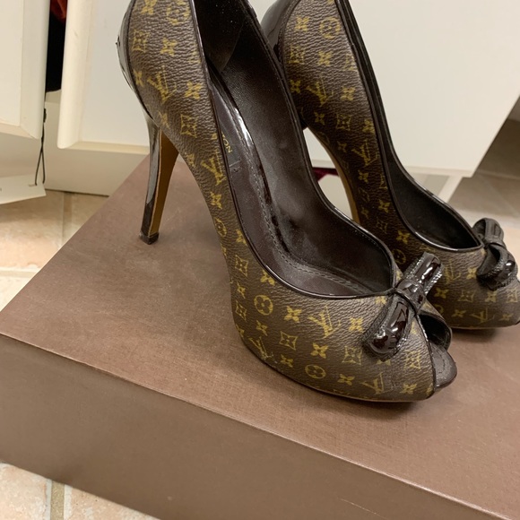 Louis Vuitton open toe pumps sz 7 - Picture 3 of 6